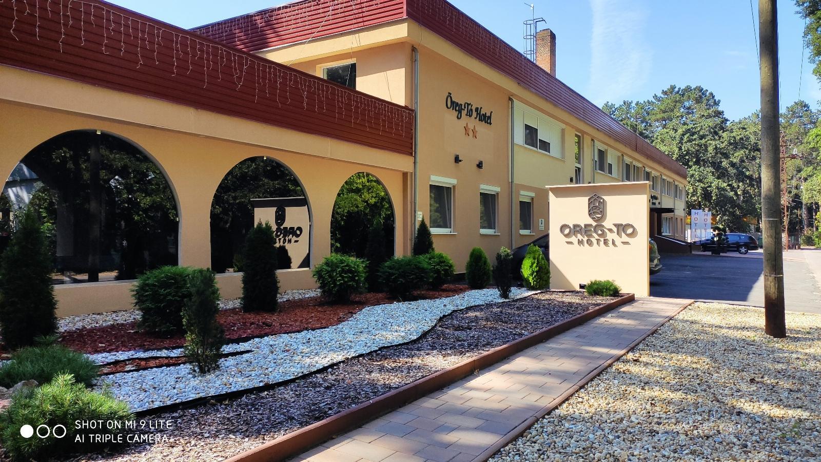 Oereg-To Hotel Es Rendezvenyter Tata Luaran gambar