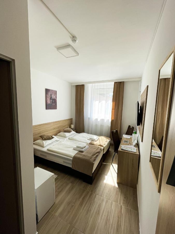 Oereg-To Hotel Es Rendezvenyter Tata Luaran gambar