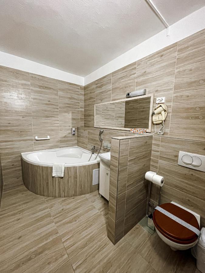 Oereg-To Hotel Es Rendezvenyter Tata Luaran gambar