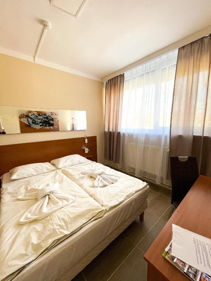 Oereg-To Hotel Es Rendezvenyter Tata Luaran gambar