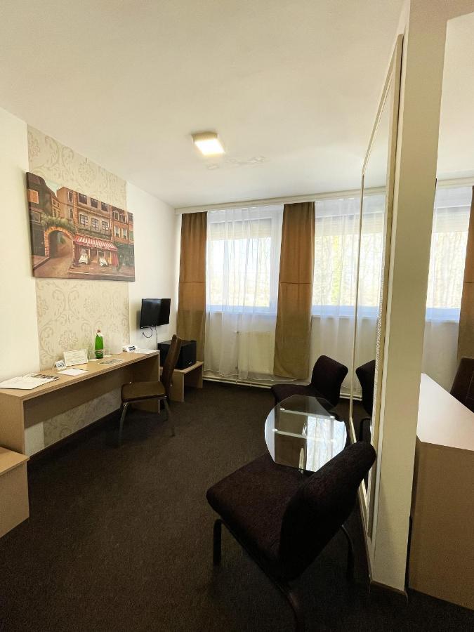 Oereg-To Hotel Es Rendezvenyter Tata Luaran gambar