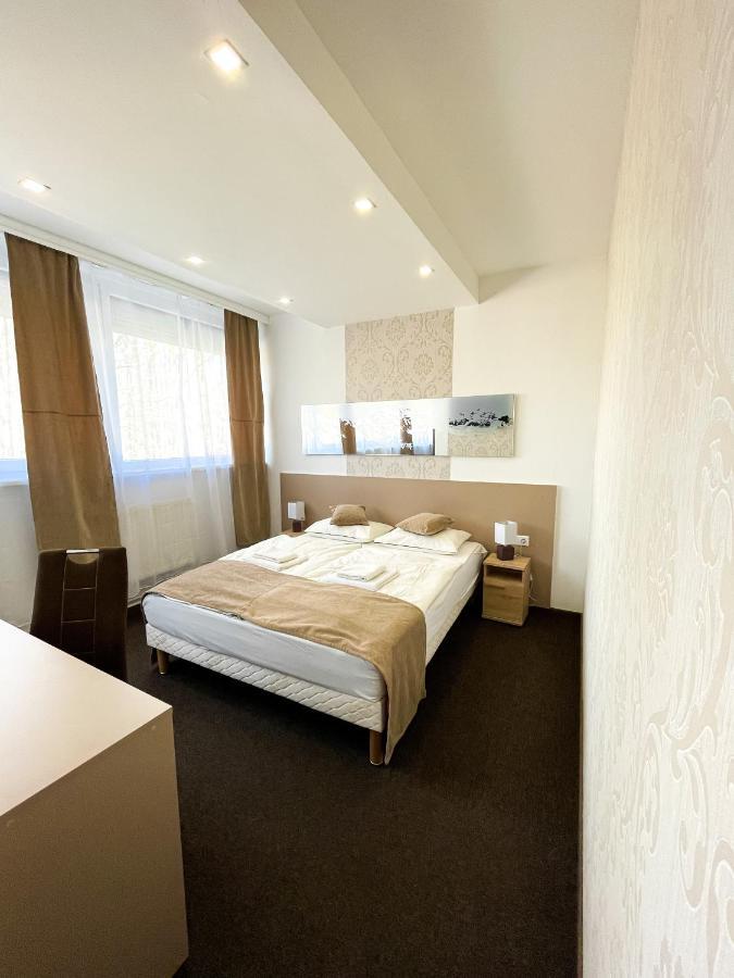 Oereg-To Hotel Es Rendezvenyter Tata Luaran gambar