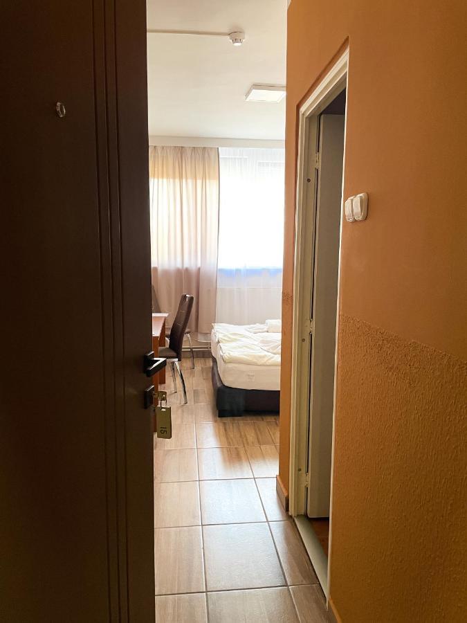 Oereg-To Hotel Es Rendezvenyter Tata Luaran gambar