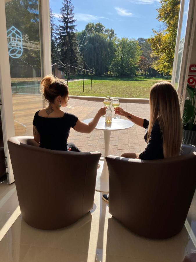 Oereg-To Hotel Es Rendezvenyter Tata Luaran gambar