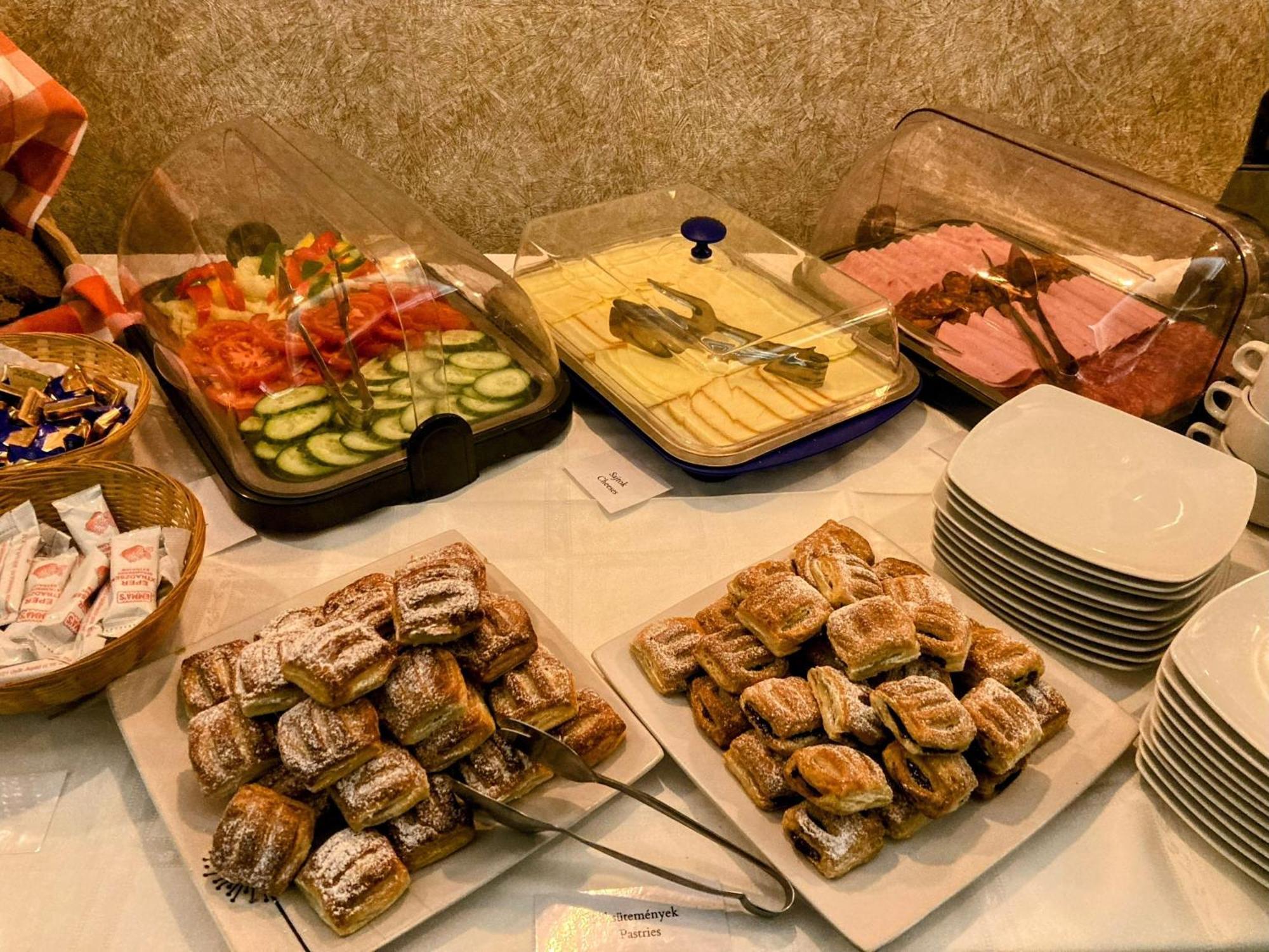 Oereg-To Hotel Es Rendezvenyter Tata Luaran gambar